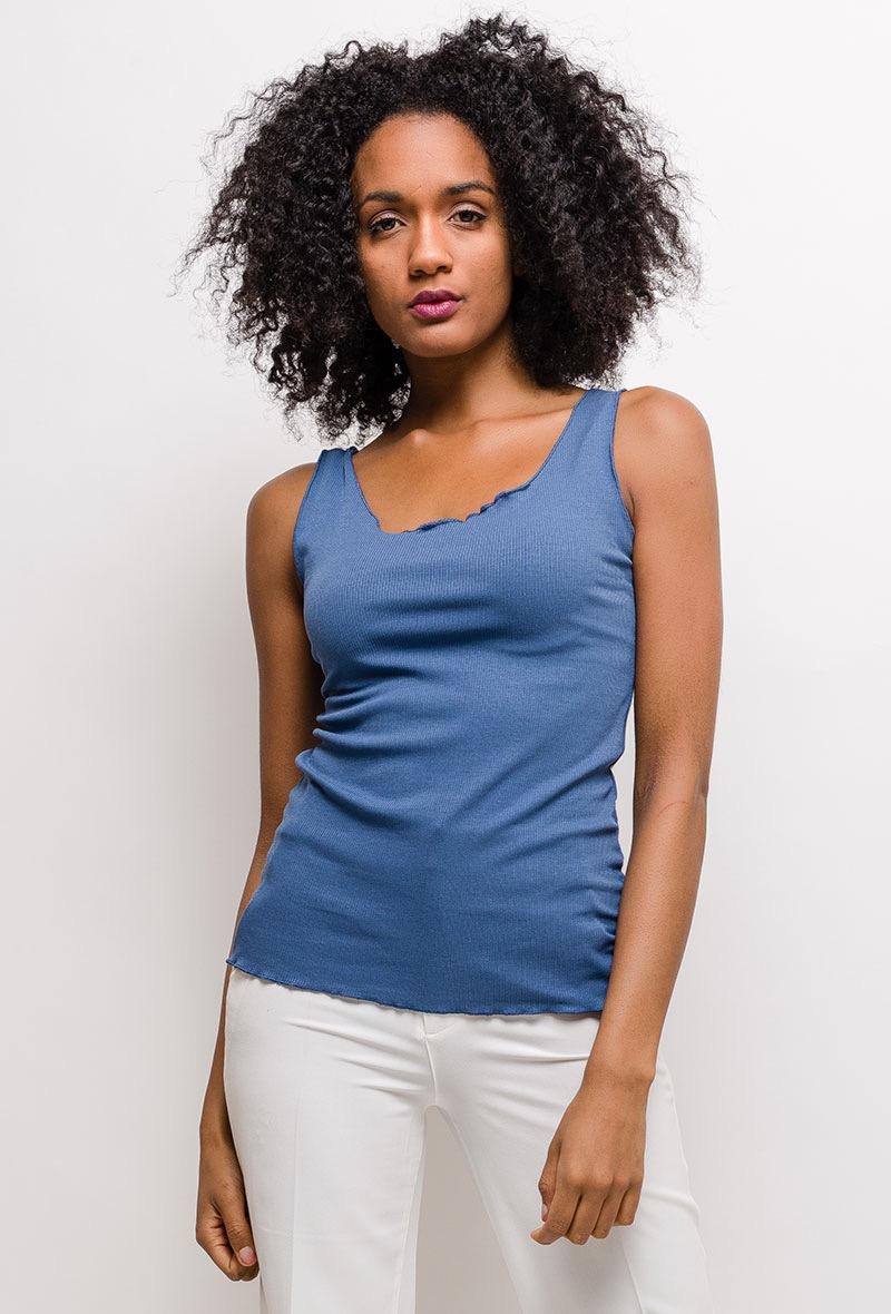 Débardeur basique en jersey coton côtelé stretch avec larges bretelles et finition ondulée, coupe ajustée féminine.