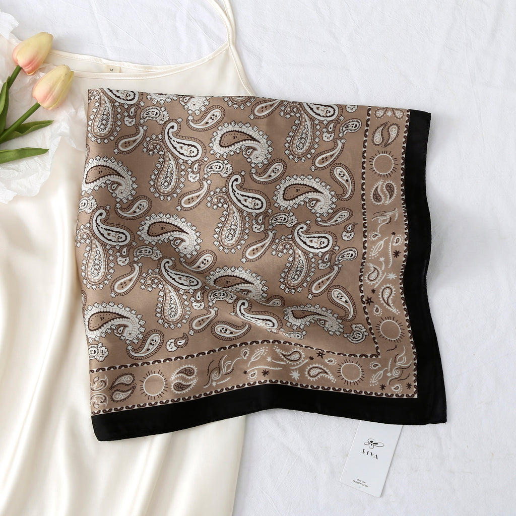 Foulard satiné Sienna – Imprimé cachemire beige, taupe et noir