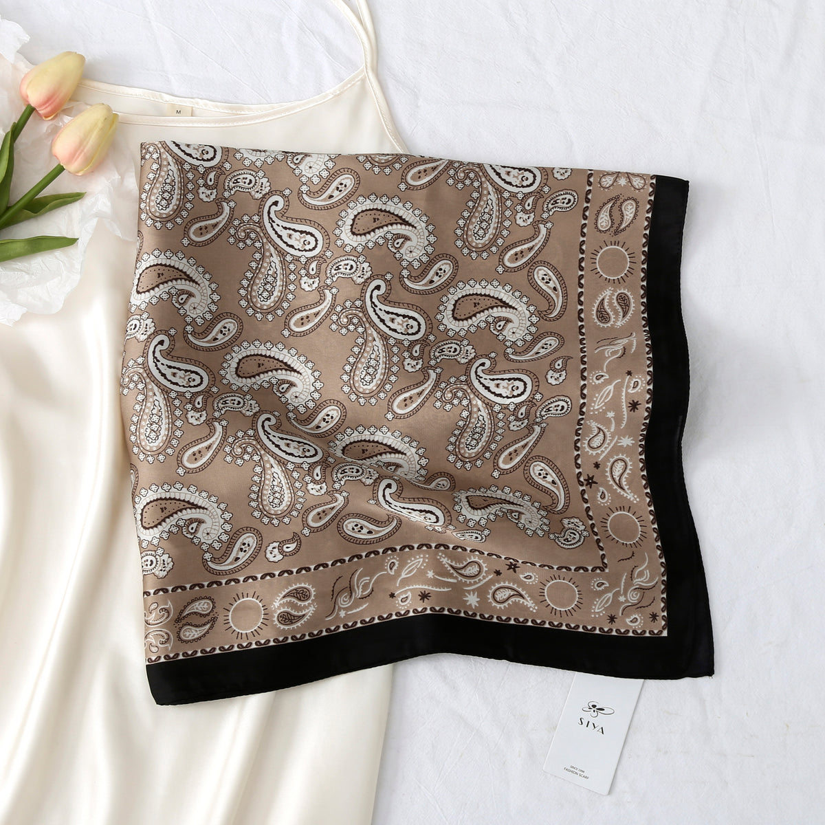 Foulard satiné Sienna – Imprimé cachemire beige, taupe et noir