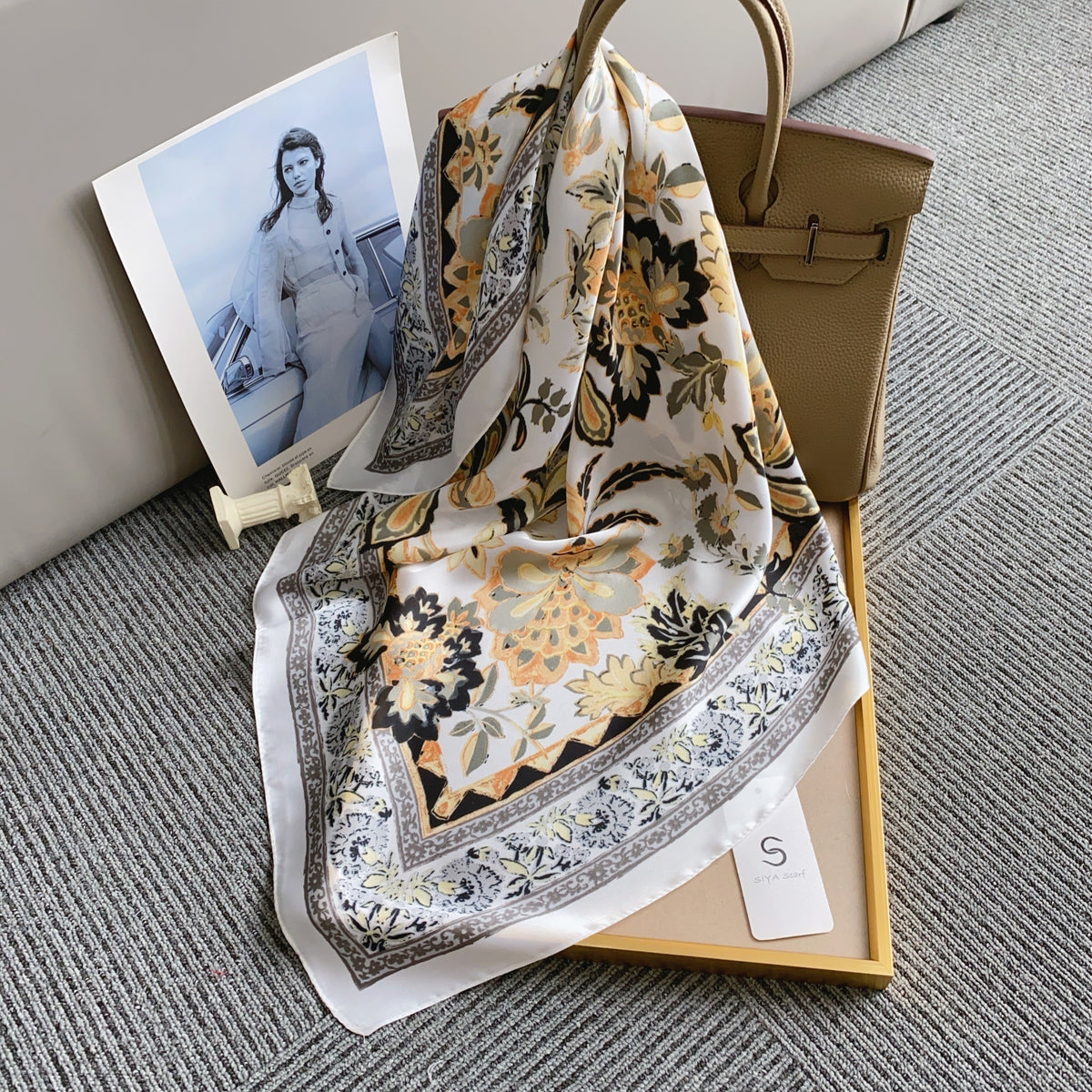Foulard Floral Élégance – Écru, Beige & Taupe