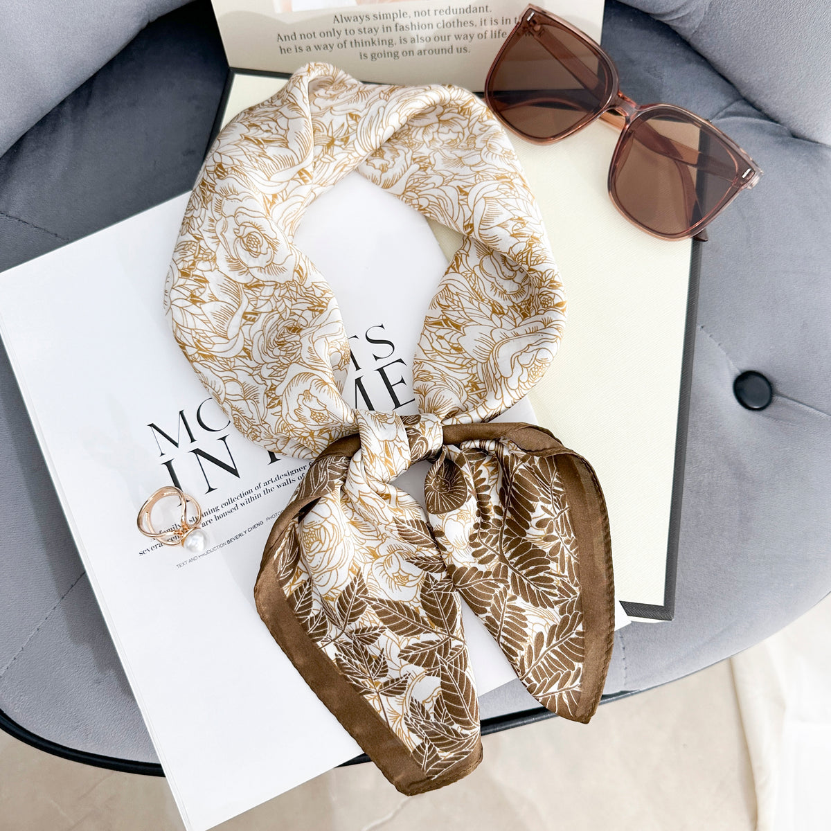 Foulard satiné Camélia – Imprimé floral écru, doré et chocolat
