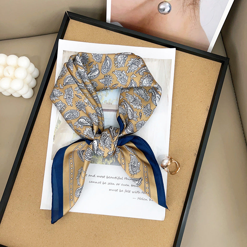 Foulard carré satiné Ambrosia – Imprimé cachemire ocre & marine