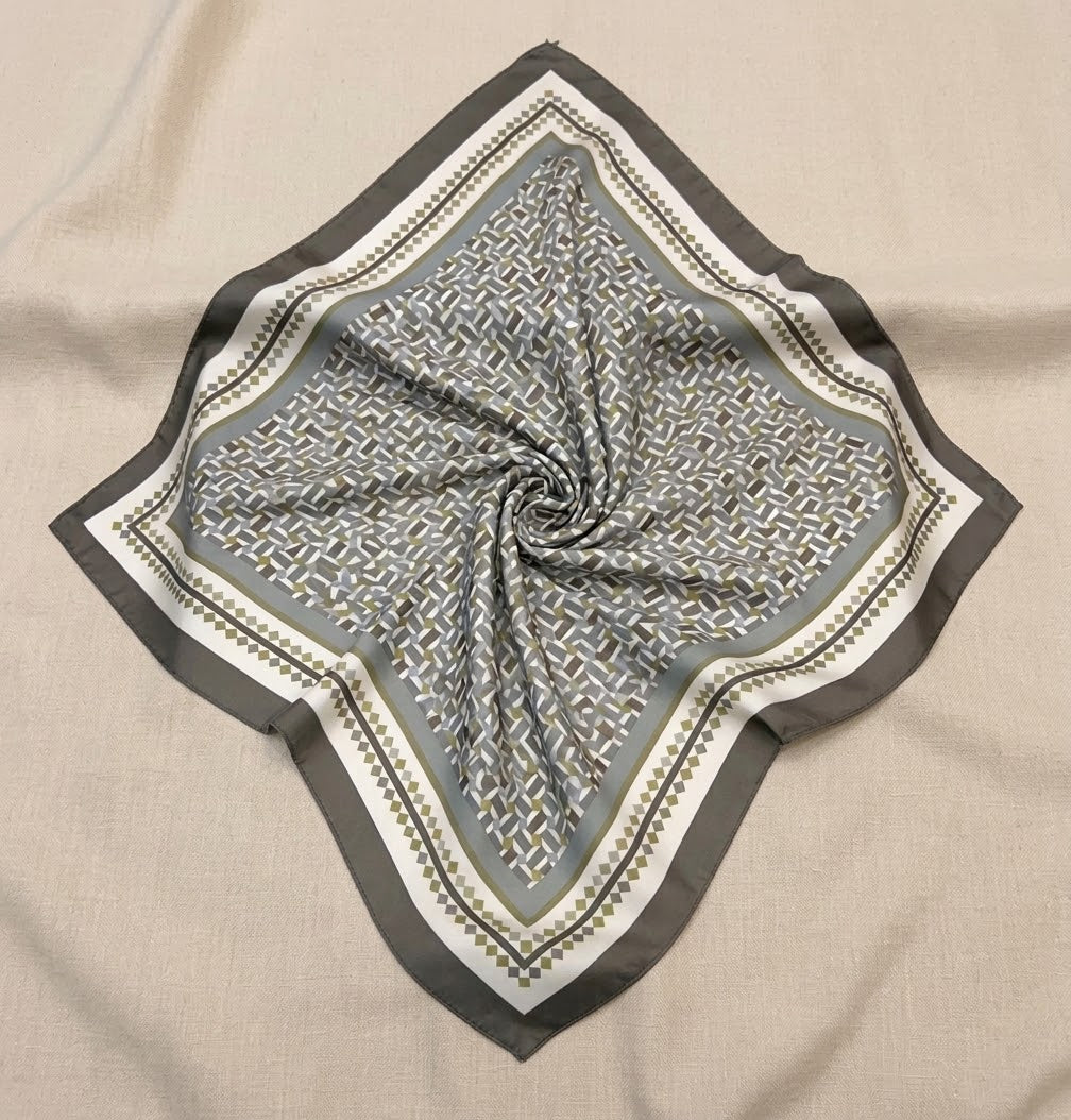 Foulard carré satiné Alba – Imprimé géométrique kaki & taupe