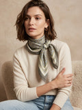 Foulard carré satiné Alba – Imprimé géométrique kaki & taupe