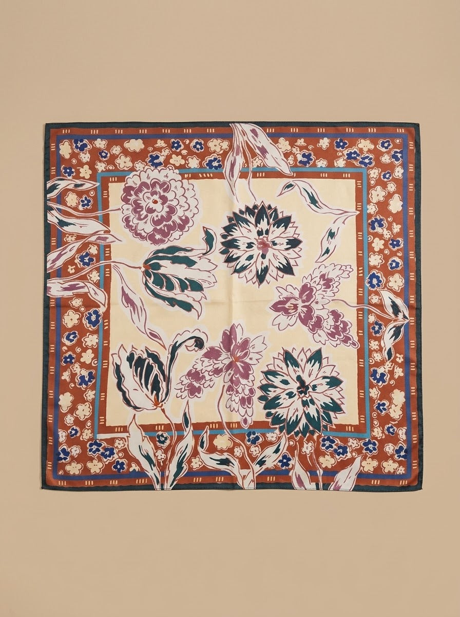 Foulard carré satiné Flora – Imprimé floral terracotta & écru