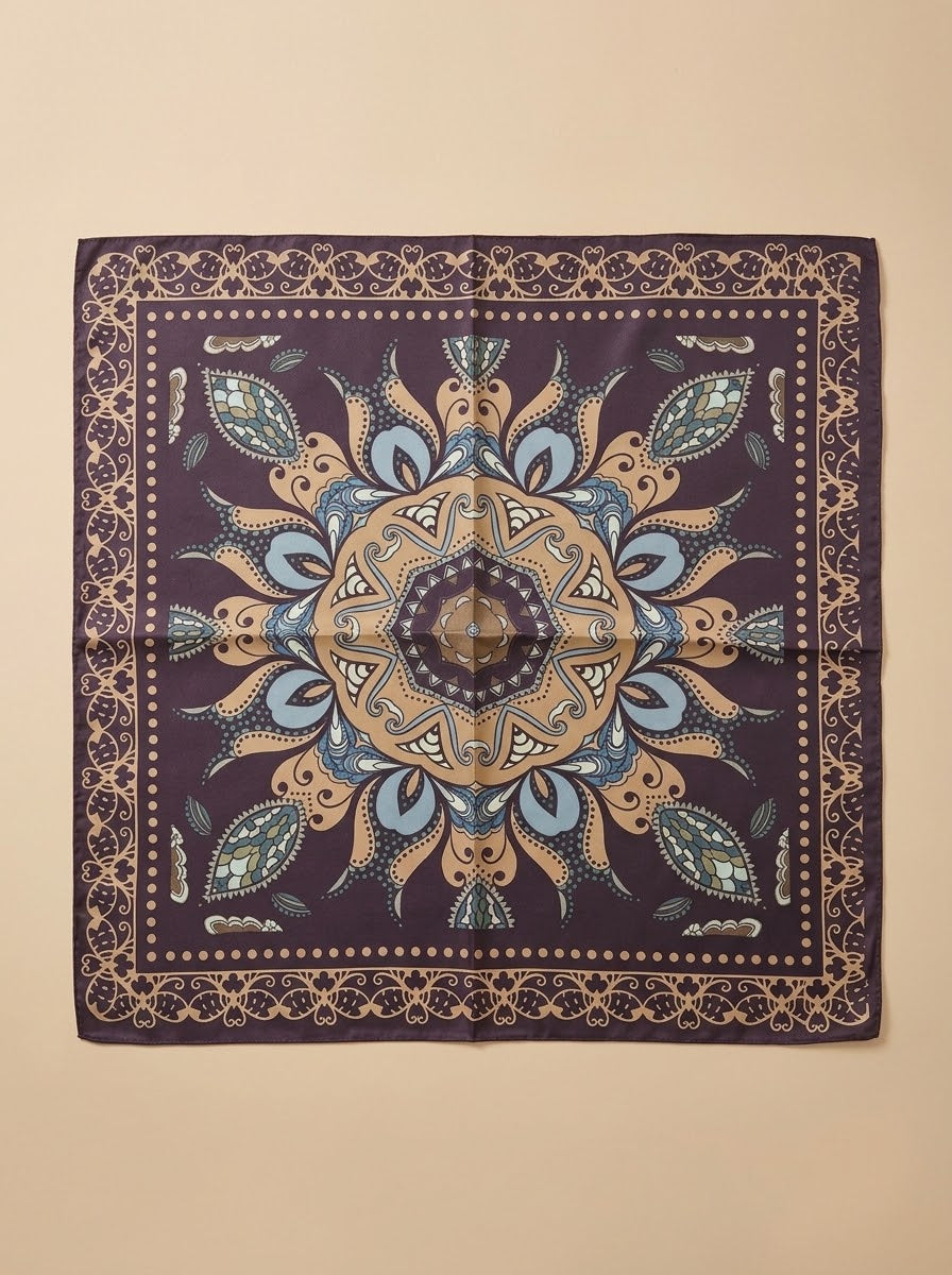 Foulard carré satiné Sélène – Motif mandala choco & bleu