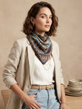 Foulard carré satiné Sélène – Motif mandala choco & bleu