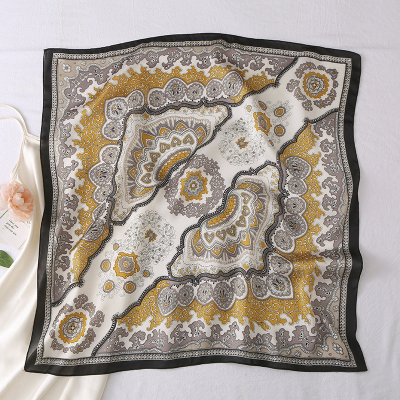 Foulard Ophélia – Carré imprimé noir, écru et ocre 70 × 70 cm