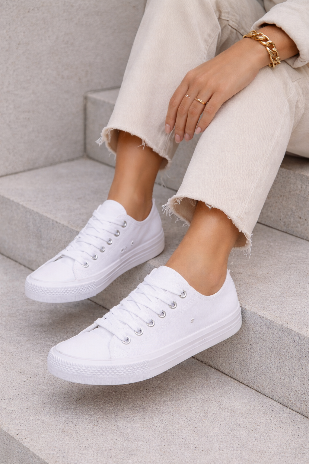 Baskets blanches en toile – basique intemporel