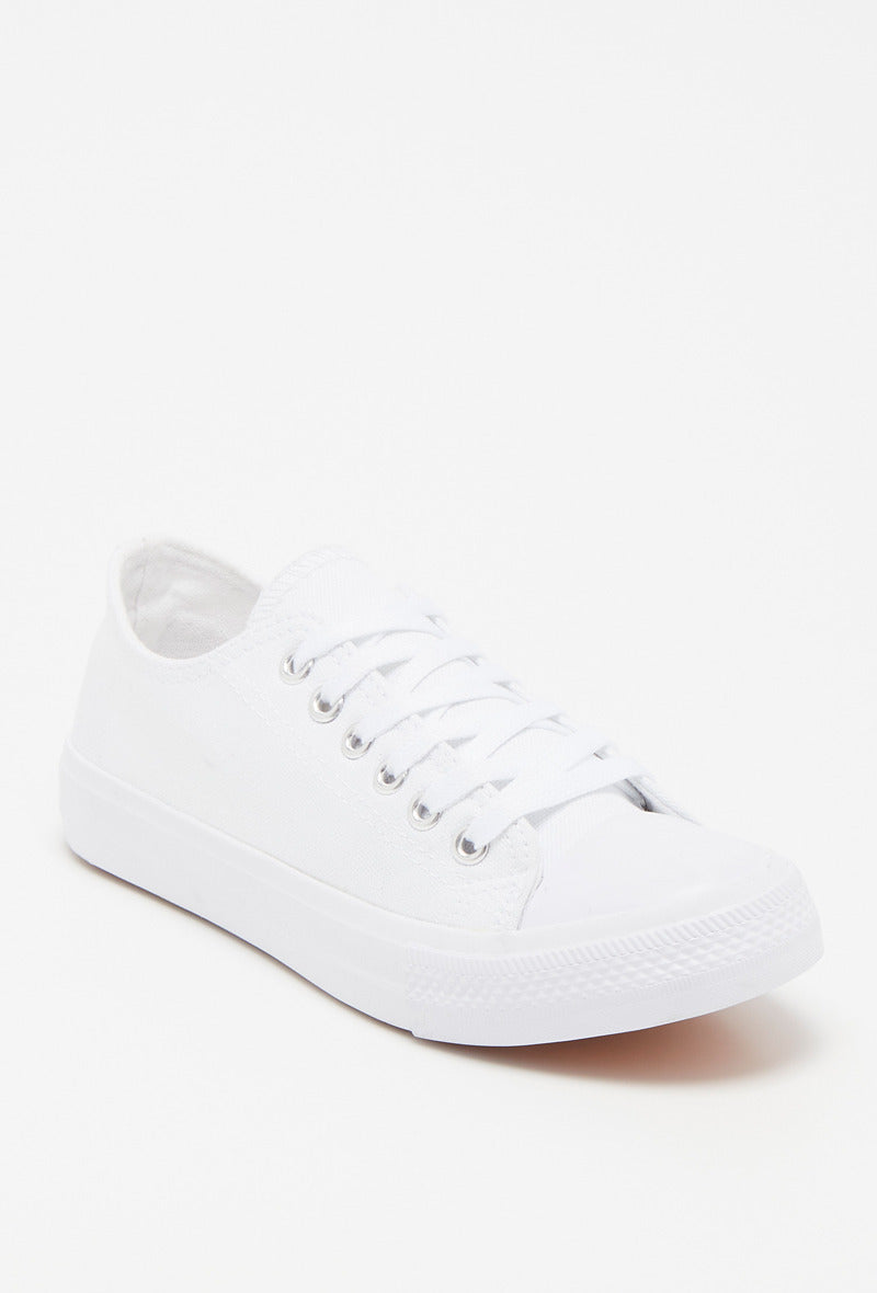 Baskets blanches en toile – basique intemporel