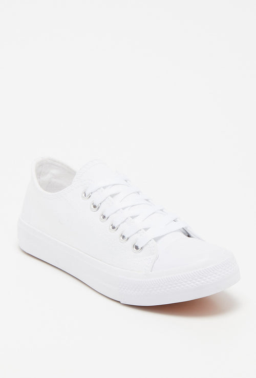Baskets blanches en toile – basique intemporel
