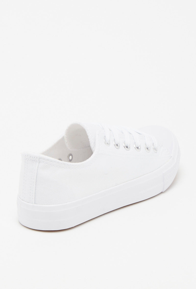 Baskets blanches en toile – basique intemporel