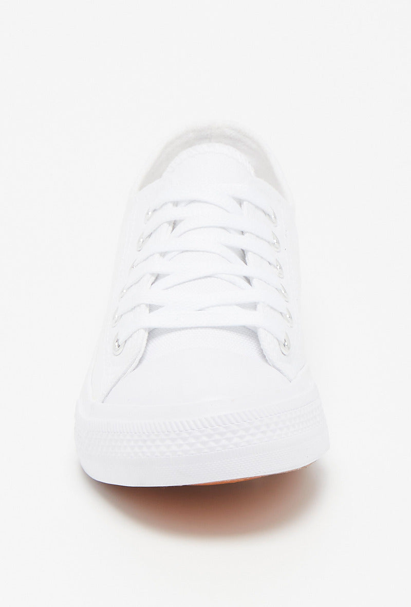 Baskets blanches en toile – basique intemporel